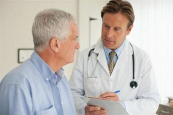 Pacijent s prostatitisom na konzultaciji s urologom
